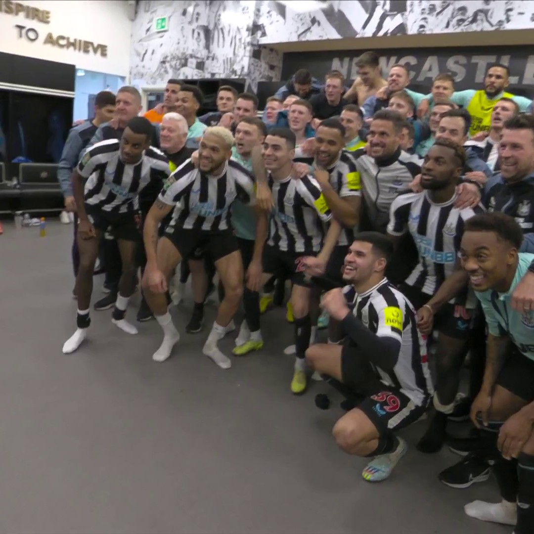 🔊SOUND ON! 🔊 Eddie Howe delivers a speech to his Newcastle players after their quarter-final win! ⚪⚫