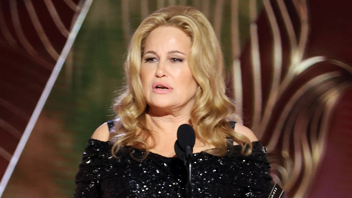 Bringing the Sicilian resort energy ☀️ and presenting the award for Best Supporting Actor - Television Series, #GoldenGlobes nominee Jennifer Coolidge!