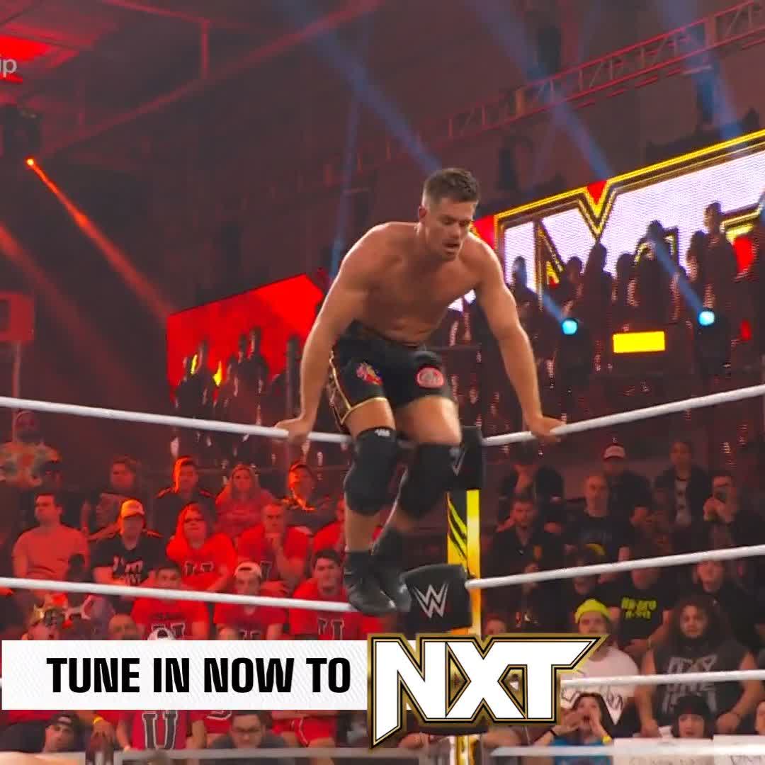 OH NO! The rope breaks AGAIN and Grayson Waller can't beat the count. Bronson Steiner is still the NXT Champion... #WWENXT #NewYearsEvil