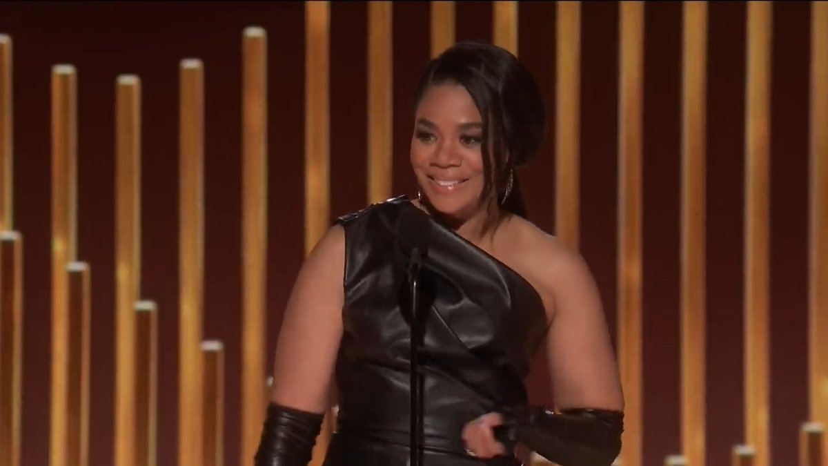 Give it up for the very talented comedic actress Regina Hall! She's here to present the award for Best Television Actor - Drama Series. #GoldenGlobes