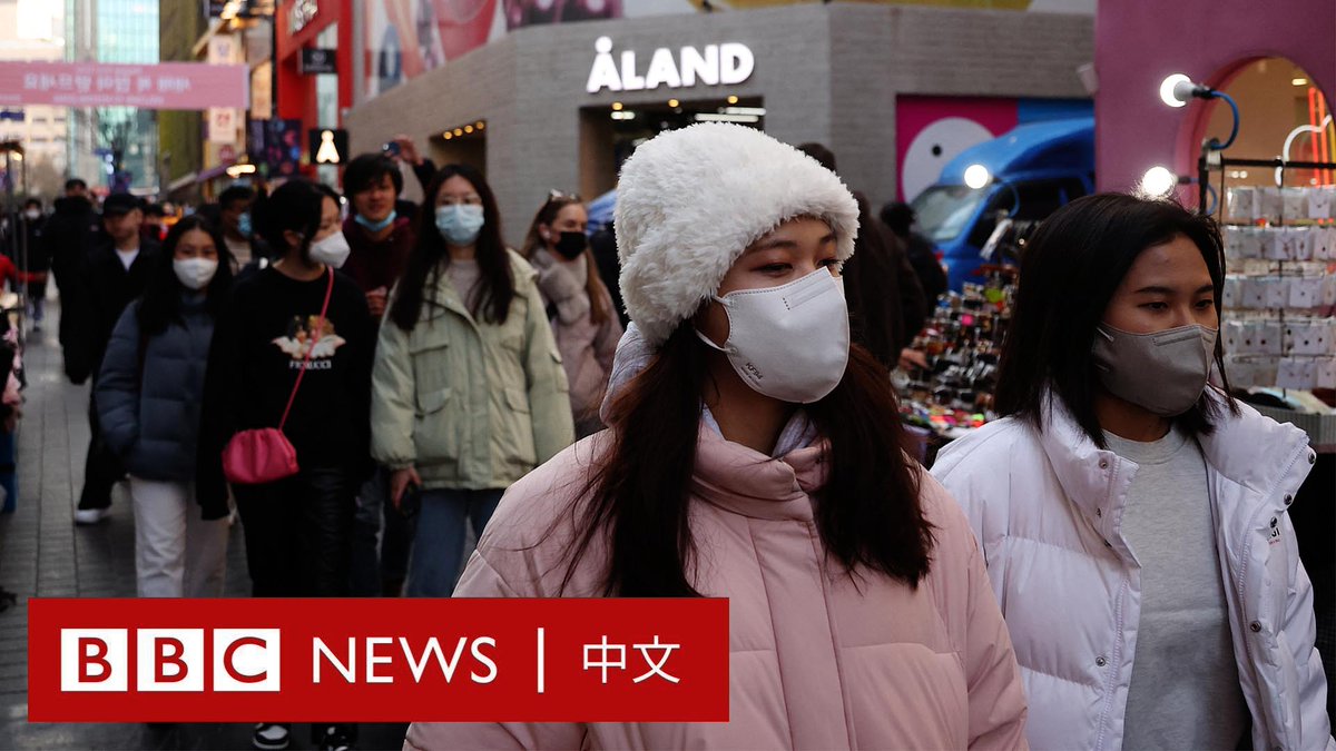 中国宣布暂停向日本及韩国公民发放短期签证,以报复两国政府近期针对中国入境旅客实施的检疫措施。 韩国外交部表示,正在与中国沟通,针对中国入境旅客的强化措施“基于科学依据”。日本内阁官房长官松野博一则表示对中方做法感到遗憾,日本已向中国提出抗议,要求取消该措施。