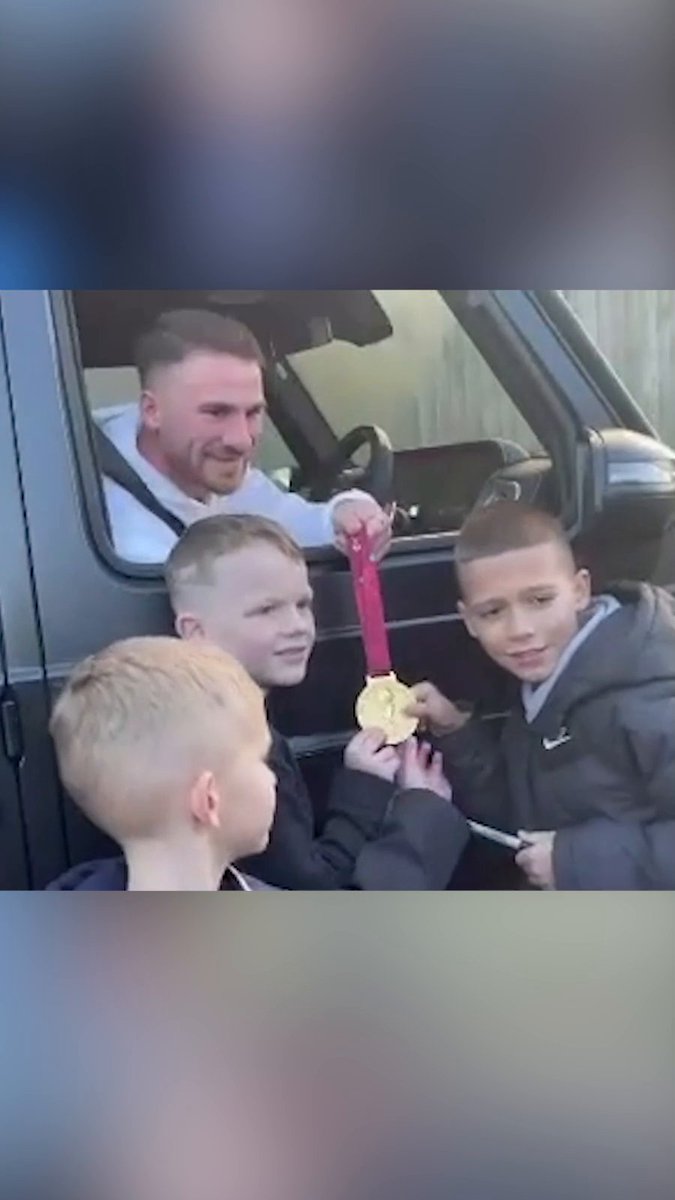Alexis Mac Allister showing off his World Cup winner's medal 🥇🤩 (via ben.m.08/IG)