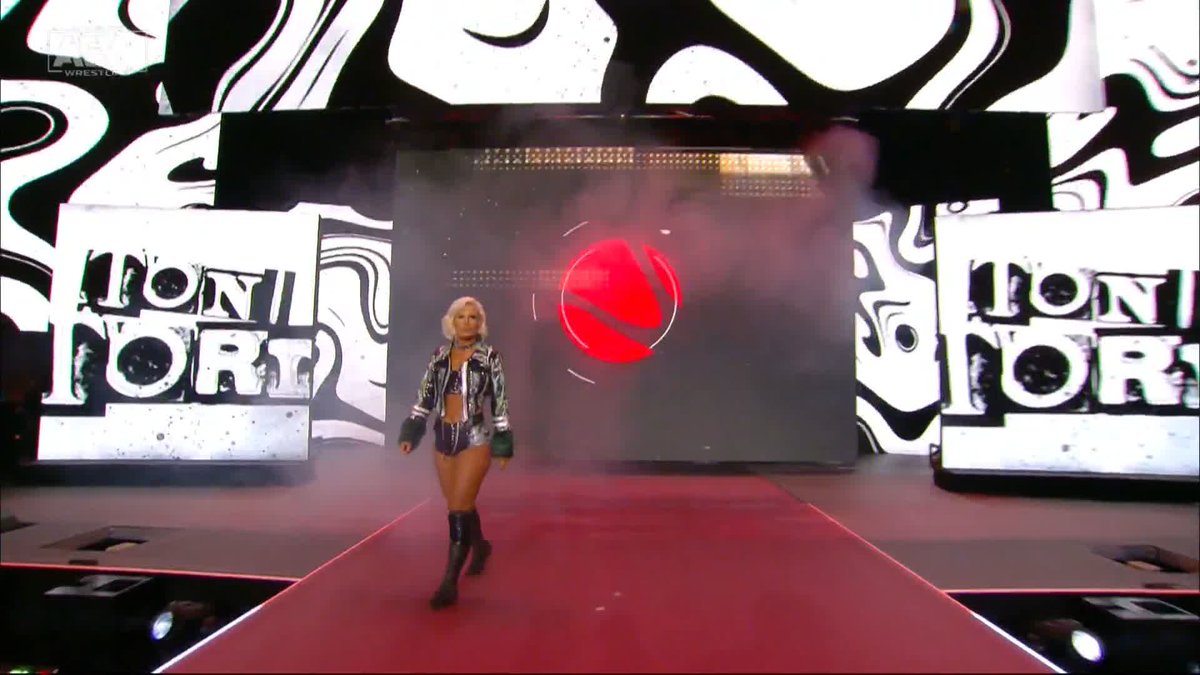 The team of #ToniStorm and @saraya make their way to the ring here on #AEWDynamite LIVE on TBS!