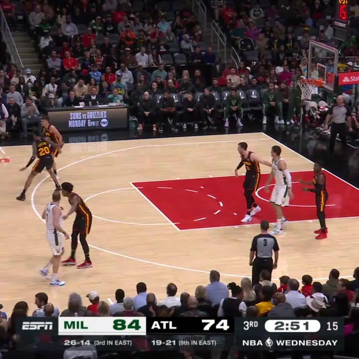 Jrue Holiday from behind the backboard 🪣