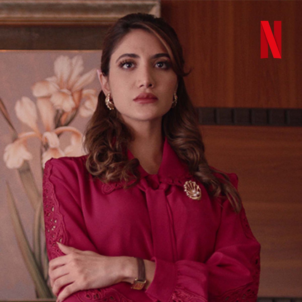 🚨 خبر من الثمانينات 🚨 سيدتان كويتيتان يغيرن سوق البورصة للأبد! #الصفقة مسلسل دراما جديد يُعرض 8 فبراير على نتفليكس. #TheExchange Rawan Mahdi Mona حسين المهدي الفنان محمد المنصور Faisal AlAmeeri