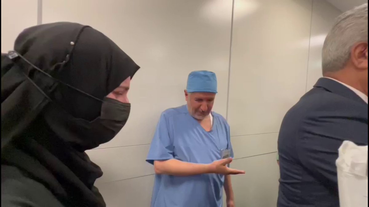 في مشهد مؤثر .. والدة التوأم السيامي العراقي "عمر وعلي" بعد خروجهما من غرفة العمليات ونجاح عملية الفصل.