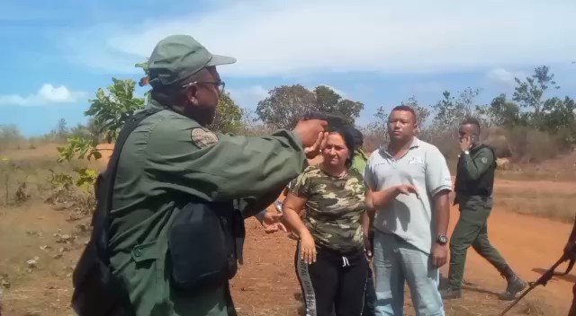 #12Ene #Bolívar 𝐋𝐮𝐢𝐠𝐢 𝐏𝐮𝐥𝐜𝐢𝐧𝐢🇻🇪: Vecinos denuncian que GNB cobran vacuna para pasar por "trochas urbanas" en el Core8 en #Caroni, producto de la molestia se enfrentan a oficiales. Protesta de trabajadores de #CVG hace necesario el paso por estás trochas.