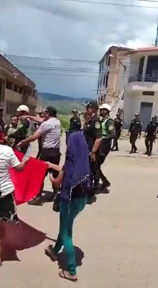 ¿¿¿¿¿¿¿Está DROGADO????????????? Si. Un patán, un piraña, un malandro, un comportamiento delincuencial IRRUMPE violentamente en una marcha pacifica. #SOSPeru #CrimenesDeLesaHumanidad #RenunciaDina #DinaRenunciaYa #Genocidio