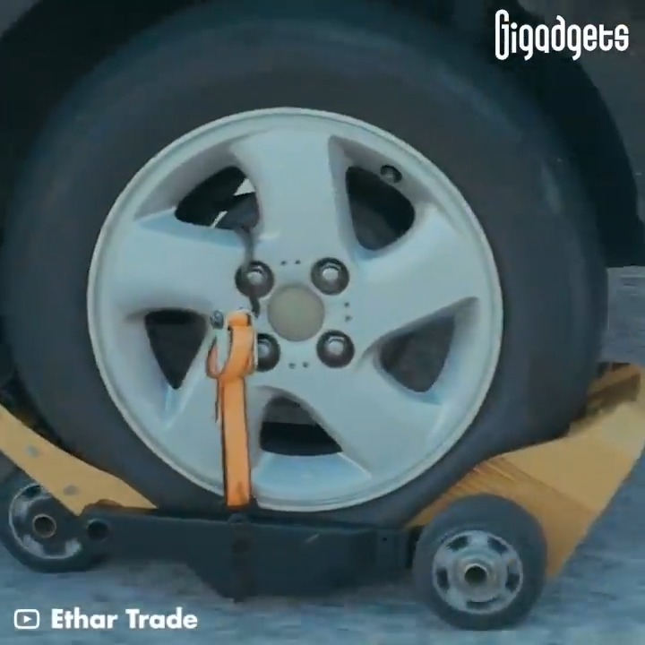 This device lets you drive on a flat tire. Check out the flat tire solution from Ethar. #gigadgets #device #driver #flattire #driving