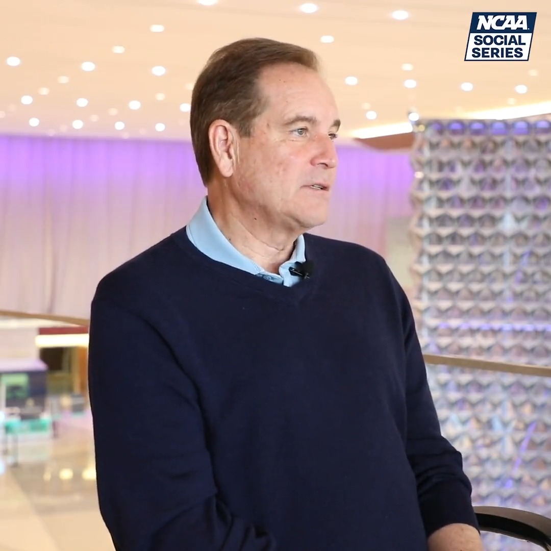 Jim Nantz shares with Andy Katz how his Houston Men's Golf ⛳ 🐾 coach Dave Williams nurtured his story of becoming a sports commentator for CBS Sports. #NCAAconv