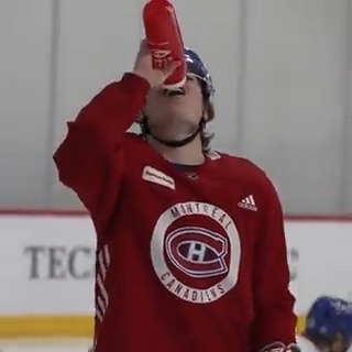 Fait chaud en Floride, mieux vaut s'hydrater d'avance. 🫣 #NHLAllStarVote Cole Caufield #NHLAllStarVote Cole Caufield #NHLAllStarVote Cole Caufield It's warm in South Florida. Need to hydrate in advance.