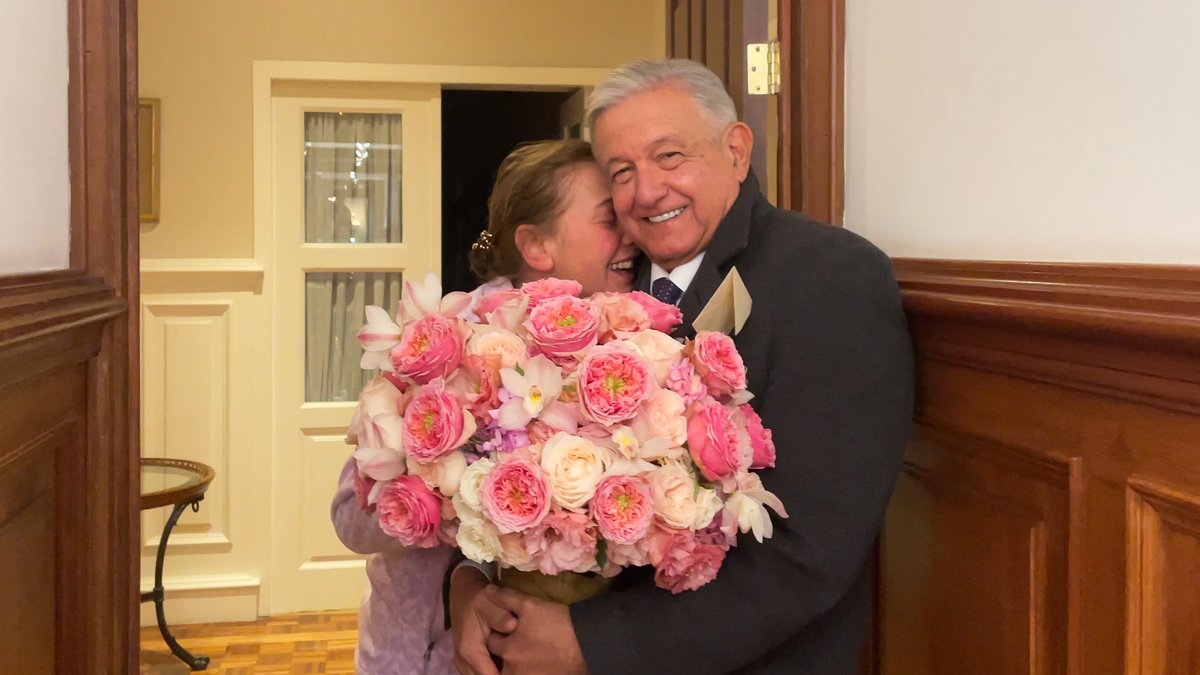 Tus ojos son mi conjuro Contra la mala jornada Te quiero por tu mirada Que mira y siembra futuro. (Benedetti) Feliz cumpleaños, amada Beatriz.
