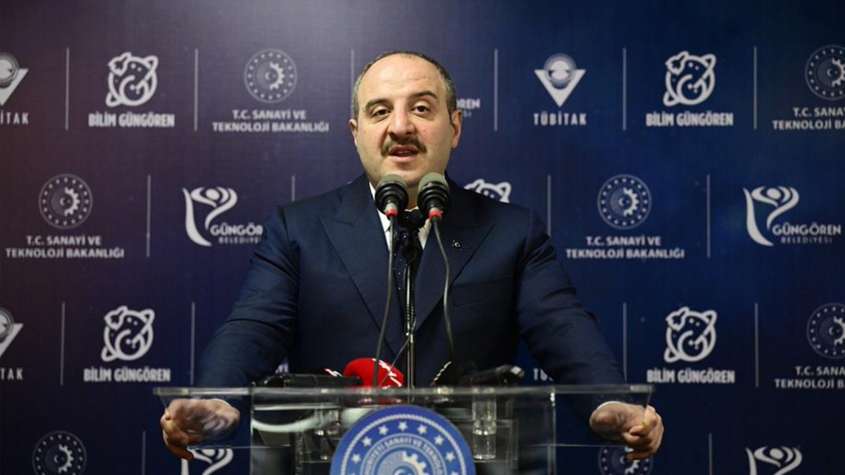 Meğer 6’lı masa toplantılarının gündemi aday değil, koltuk pazarlığıymış. Kendilerine bir öneri de ben vereyim. Genel başkanlar 2 ayda bir dönüşümlü olarak Cumhurbaşkanı olsunlar Sıralamayı da boy sırasına göre mi, yaş sırasına göre mi yapacaklar yazı tura atıp karar versinler