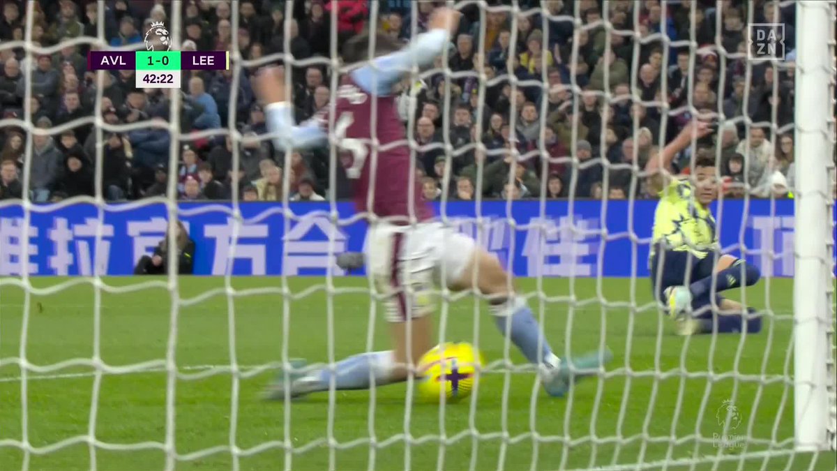 ¡PERO QUÉ SALVADÓN, ALEX! 😳 Debut y primer servicio para su Aston Villa 🔥 Rodrigo Moreno se plantó SOLO ante el 'Dibu' y miren la acción defensiva de Álex Moreno para evitar el gol del Leeds... ¡DE LOCOS! ✨ #PremierLeagueDAZN 🏴󠁧󠁢󠁥󠁮󠁧󠁿⚽