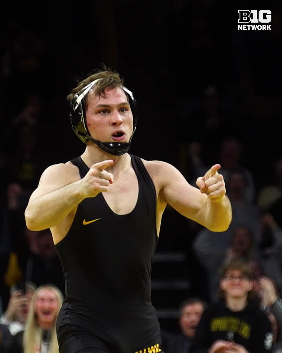 That man 𝙙𝙞𝙛𝙛𝙚𝙧𝙚𝙣𝙩. 🥵 Spencer Lee demonstrating the gap with a pin on #3 DeAugustino. Iowa Hawkeye Wrestling x Big Ten Wrestling