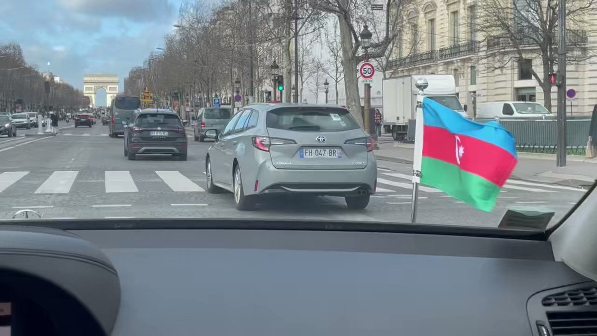 J’ai eu le plaisir de présenter les Lettres de Créances à S.E. Monsieur le Président de la République française E.Macron. Les relations bilatérales 🇦🇿🇫🇷, ainsi que la situation régionale ont été brièvement évoquées. Merci à Protocole France Diplomatie 🇫🇷🇪🇺 pour un accueil bienveillant.