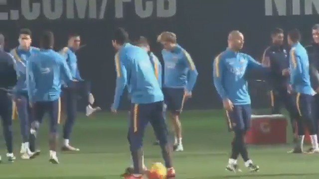Messi faking a pass only to nutmeg Suarez 😭😭