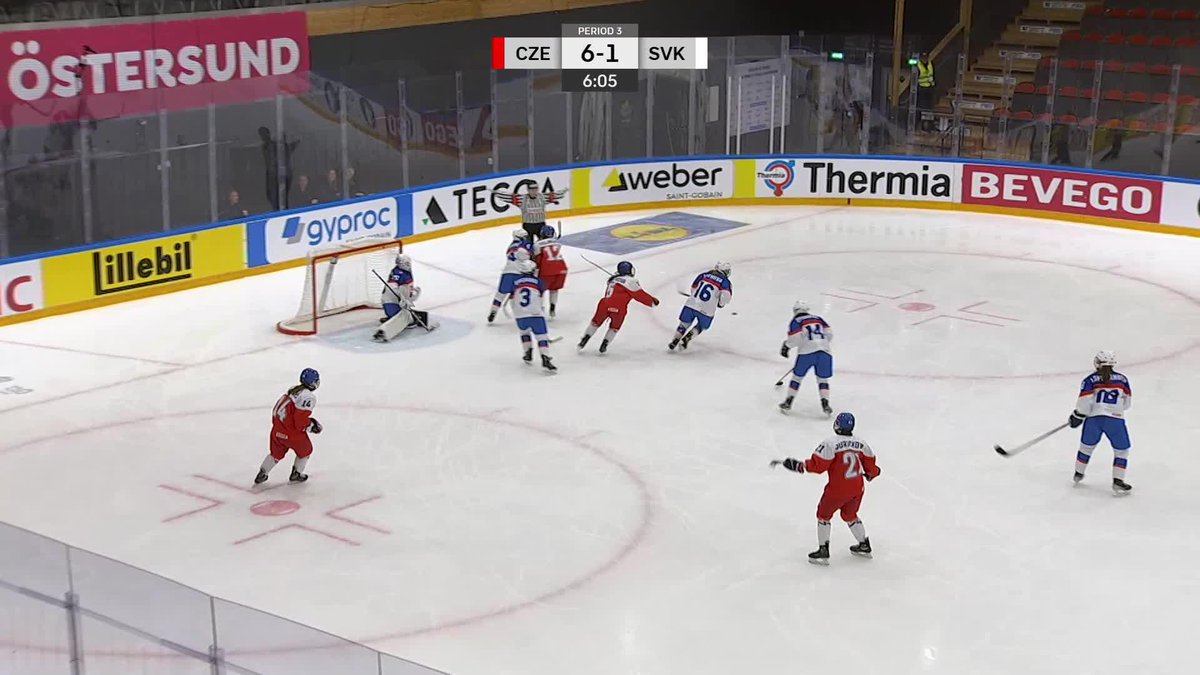 Nela Lopusanova with the moves on the breakaway!🔥🤩 (Her second of the game!) Hockey Slovakia #U18WomensWorlds