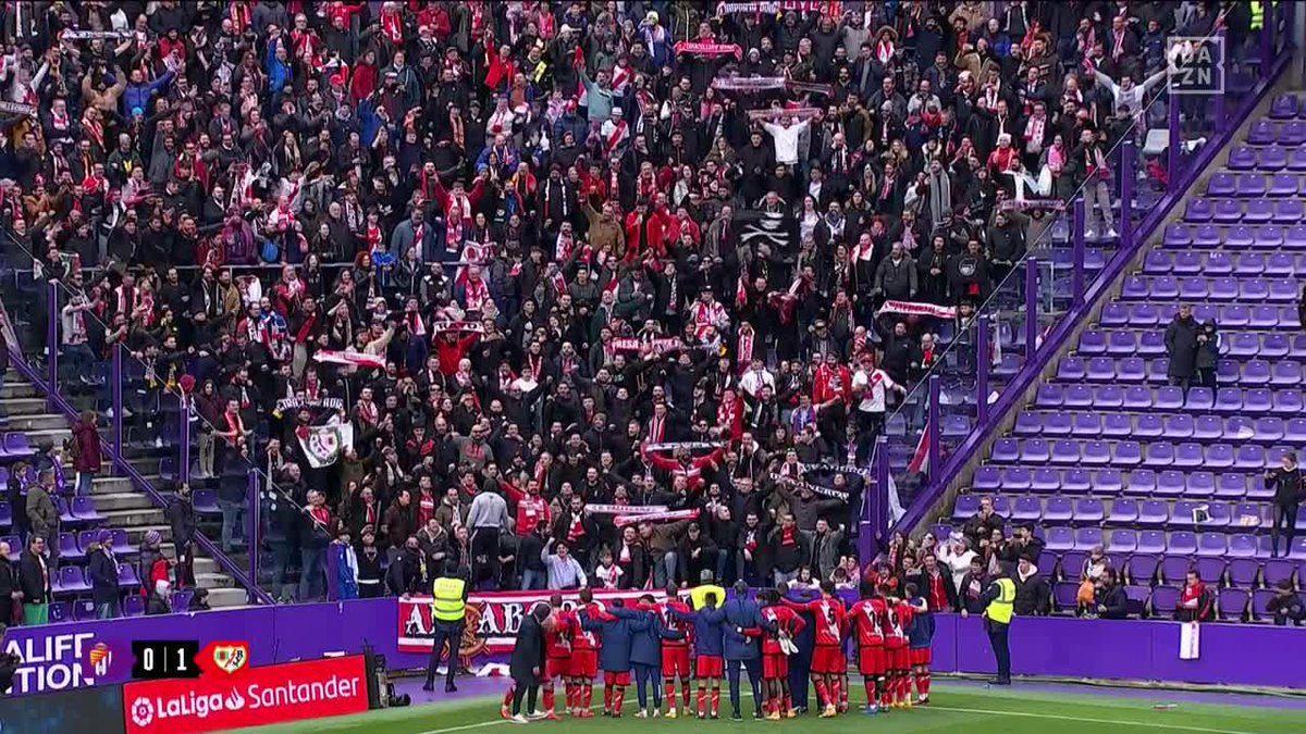 Allá donde vaya su equipo. Allá donde juegue el Rayo... pero ellos siempre están sean los km que sean ❤ Estas imágenes de los jugadores del Rayo Vallecano en comunión con su afición lo dice todo y es la parte más bonita del fútbol ✨ #LaLigaEnDAZN ⚽