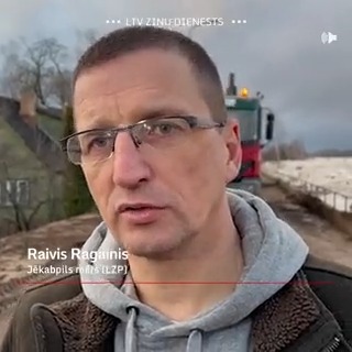 Šī katastrofas zona ir pārvērtusies par tūrisma objektu, mums tas ļoti apgrūtina pārvietošanos, drošību un darbu, komentējot situāciju Jēkabpilī, LTV norādīja pilsētas mērs Raivis Ragainis. Viņš lūdz "plūdu tūristus" nedoties pie Daugavas, lai vērotu notiekošo.