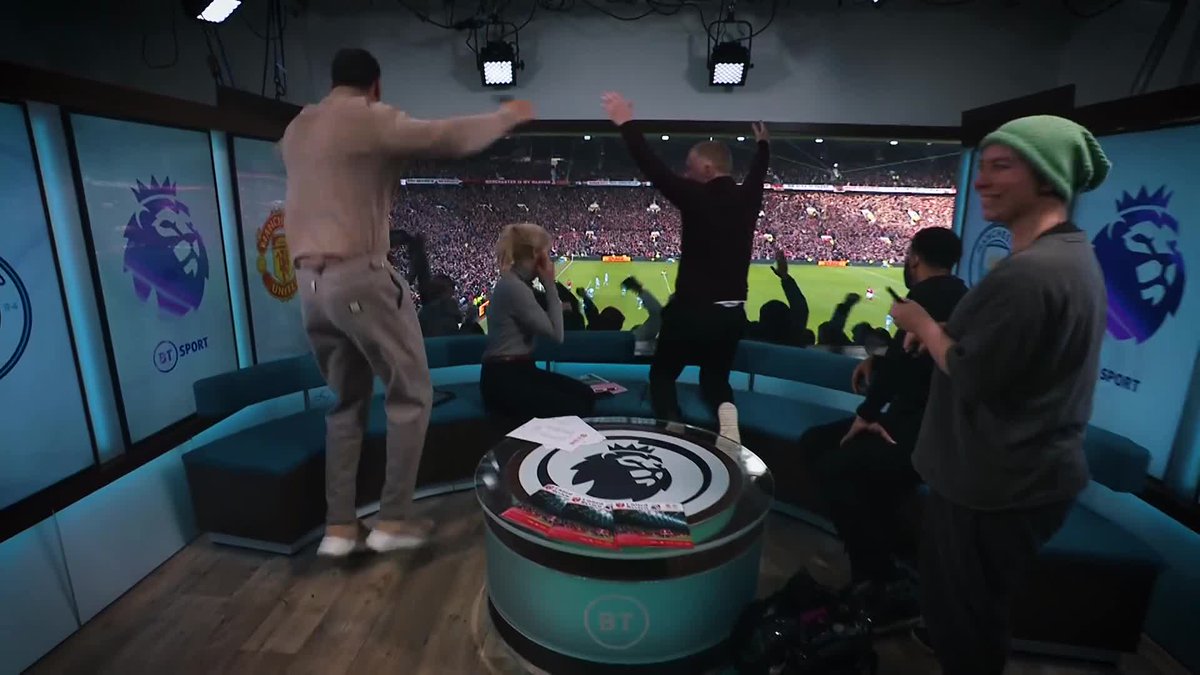 Studio antics when MR14 scored 🤩 #MUFC