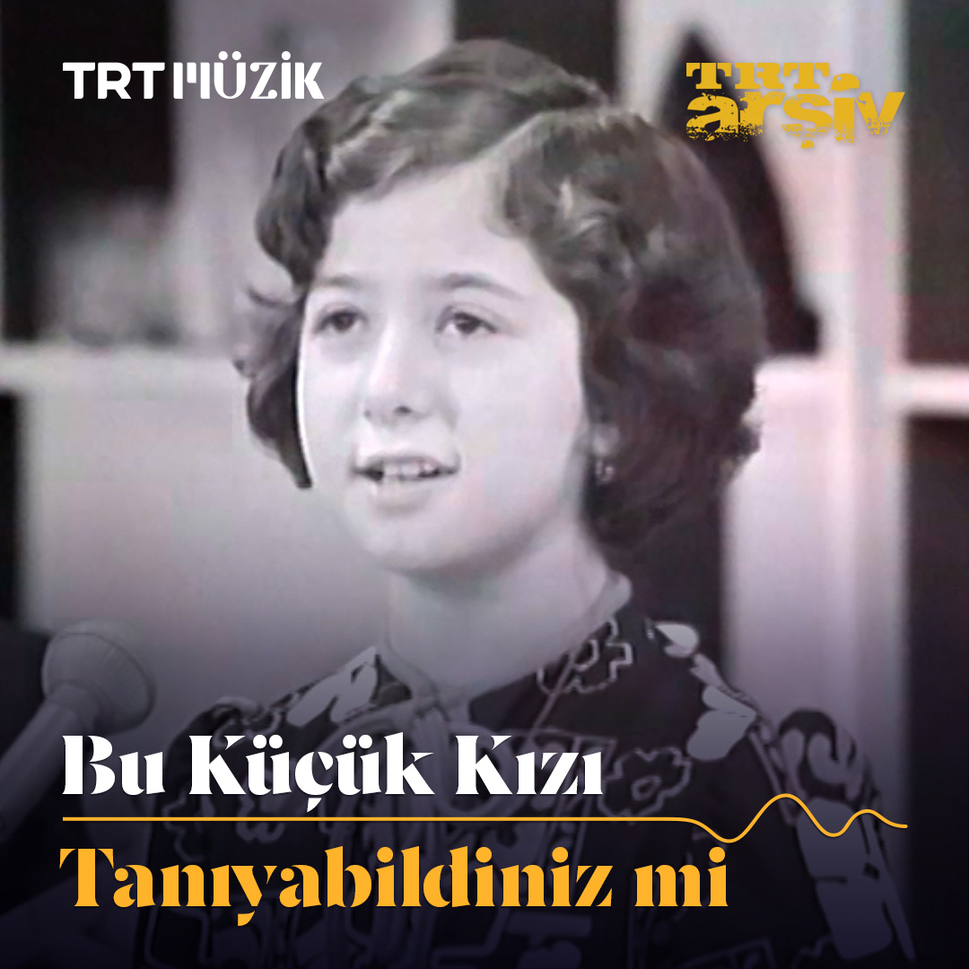 Henüz 5 yaşındayken babası ve abileriyle birlikte sahneye çıkmaya başlayan Türk halk müziği sanatçısını tanıyabildiniz mi? 🤗 TRT Arşiv