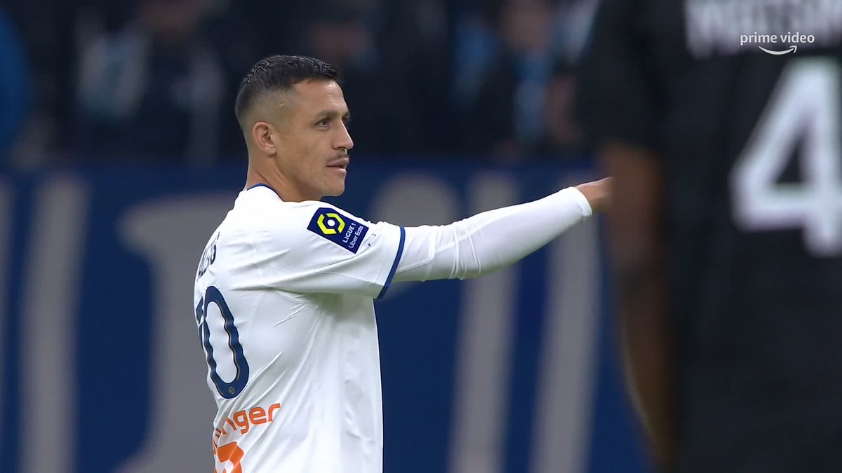 JuL a donné le coup d'envoi de OM-Lorient en claquettes chaussettes. 😭🩴 🎥 Prime Video Sport France