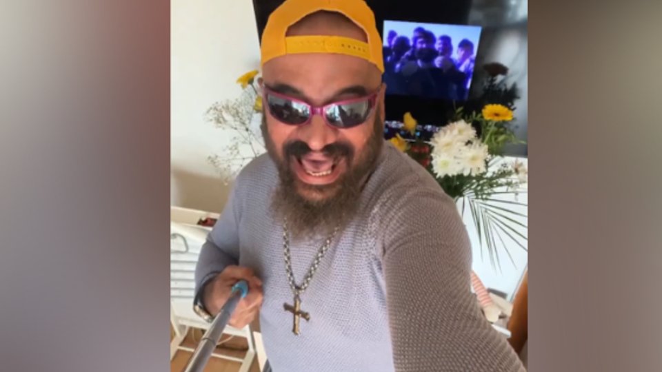 هذا الرجل العراقي سافر إلى النمسا وأعلن هناك اعتناقه النصرانية وسابقًا كان على دين الشيعة المهم عاش حياته بالطول والعرض أكل خنزير وخمور و... وفي نهاية المطاف لم يقبلوه في المجتمع وتعرض للعنصرية بل نشر فيديو أمس يوثق فيه رمي أثاث منزله في الشارع! ماذا استفدتم من هذا الدرس؟