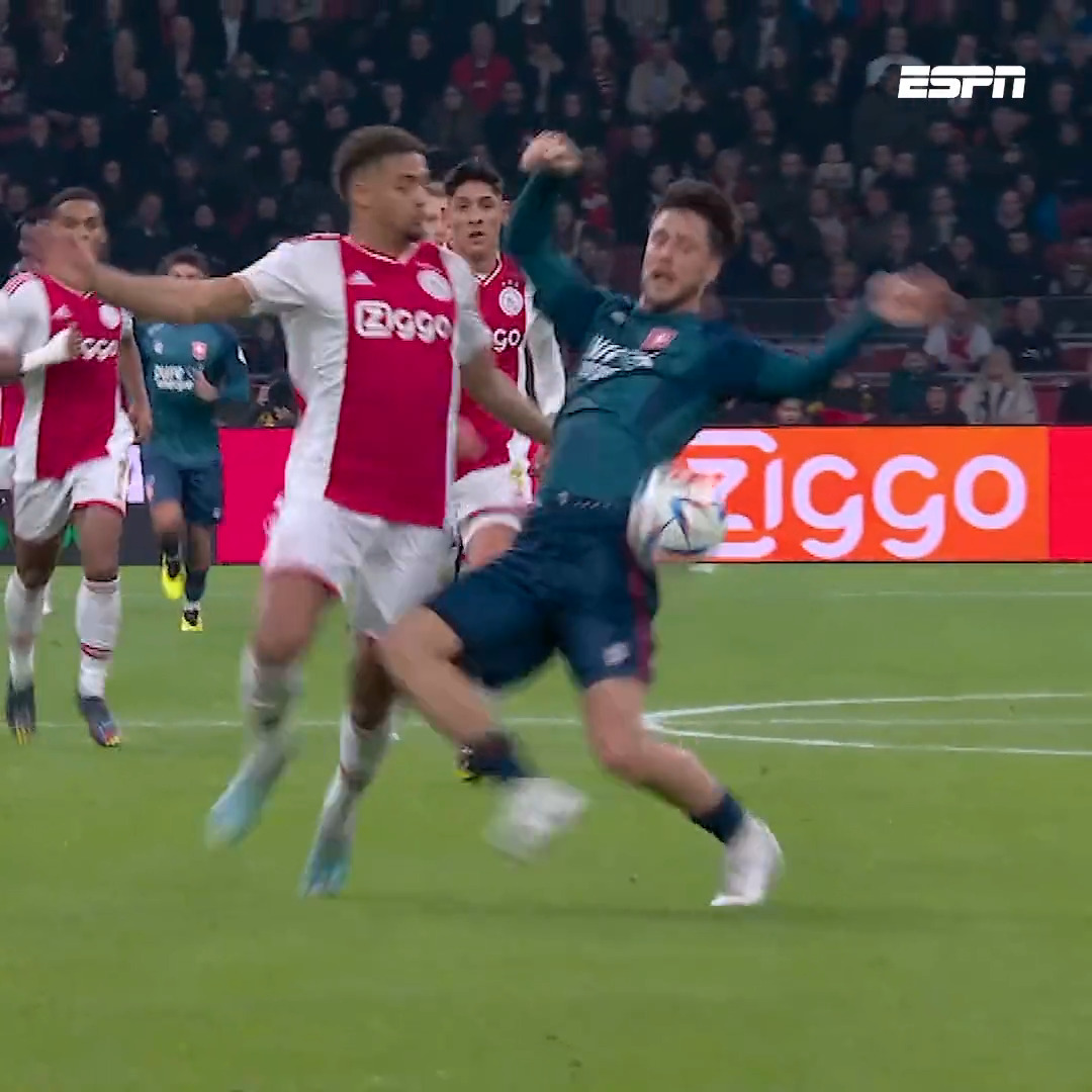 🟥 Rood voor Devyne Rensch in de 35e minuut, Ajax verder met 10 man tegen FC Twente! 👀 #ajatwe