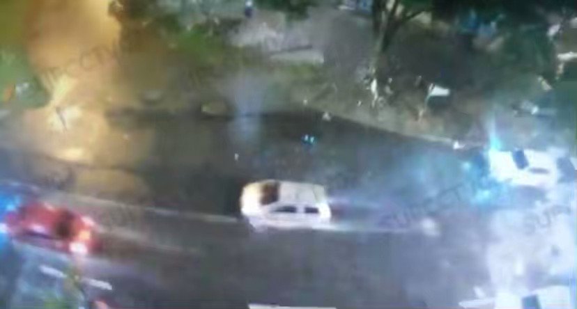 En Camaras quedó registrado el momento donde ingresa la camioneta al deprimido de Conquistadores. #GuardianesAntioquia #Medellin