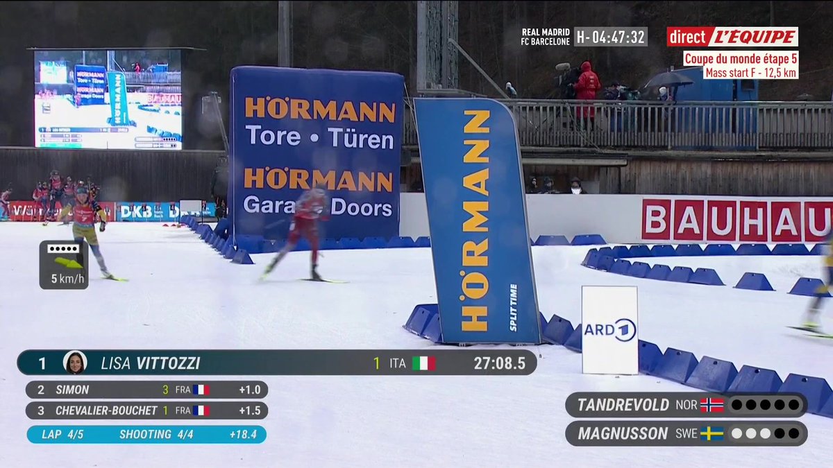 Une nouvelle erreur pour Julia Simon, Lisa Vittozi et Anaïs Chevalier-Bouchet ressortent toutes les trois ensemble ! Suivez la mass start en direct sur la chaine L'Équipe : #lequipeBIATHLON