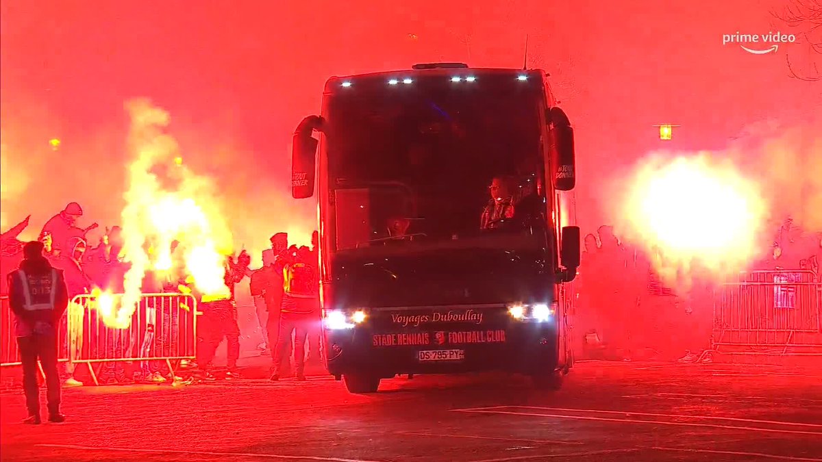 Incroyable accueil des supporters rennais pour le bus de leur équipe. 🔥🔴⚫️ 🎥 Prime Video Sport France