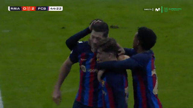 Puñetazo en la mesa del Barça. Marca Lewandowski el segundo al borde del descanso. #superSupercopa #LaCasaDelFútbol