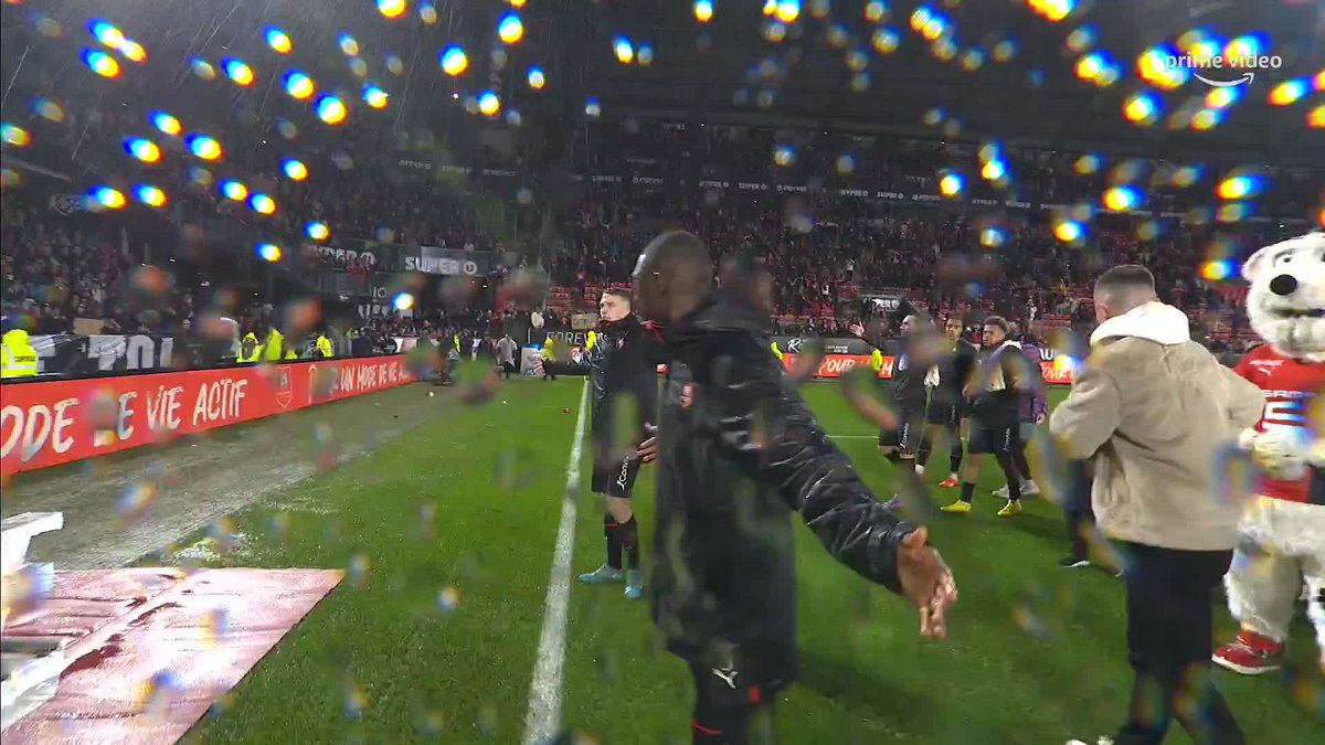 La communion des Rennais avec leur public aprรจs cette victoire face au PSG. โค๏ธ๐ค ๐ฅ Prime Video Sport France