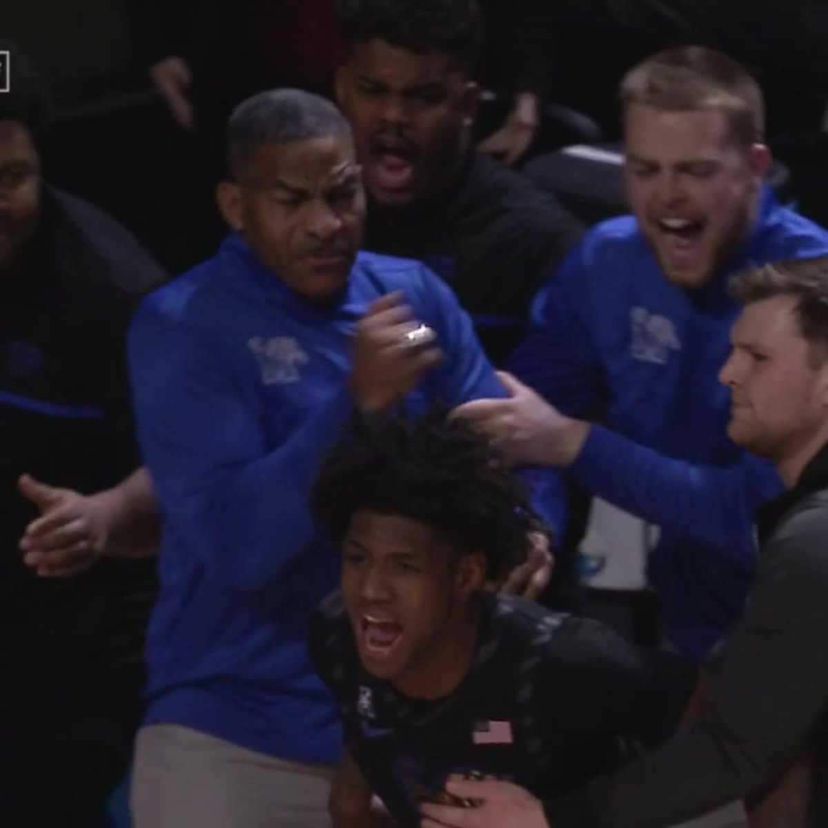 🚨 KENDRIC DAVIS AT THE BUZZER 🚨