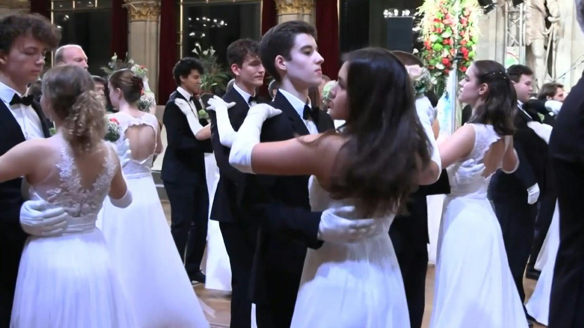 VIDEO: Thousands attend the legendary Flower Ball in Austra's neo-Gothic city hall, kicking off the city's glamorous winter ball season after two years of cancellation due to #COVID19 restrictions.