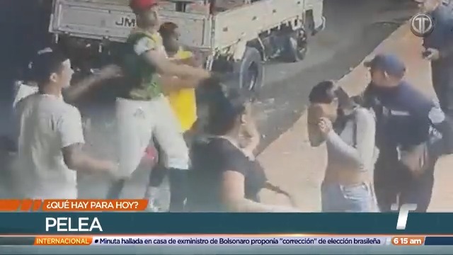 Hombres y policías se fueron a los golpes en los predios de un minisúper en Isla Colón, Bocas del Toro. #TReporta