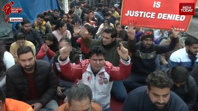 Shiv Sena extends support to protesting Kashmiri Pandit govt employees. Senior Shiv Sena leader Sanjay Raut is scheduled to visit #Jammu on Jan 19 to join the protest of Kashmiri Pandits. Watch this ground report by India Today's Sunil Bhat #ReporterDiary (Sunil Bhat 🇮🇳)