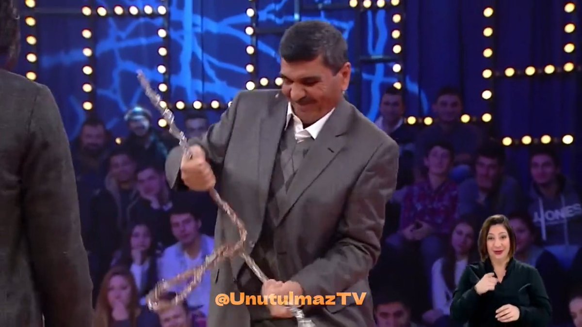 onu bunu bilmem adamdaki özgüven mükemmel, tam bir sahne sanatçısı...