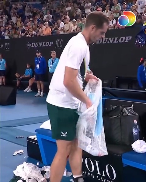 𝐂𝐥𝐚𝐬𝐬 𝐚𝐜𝐭 👏 Even after a gruelling five sets, Andy Murray was out there cleaning the court 🚮 #AusOpen | Andy Murray | LTA