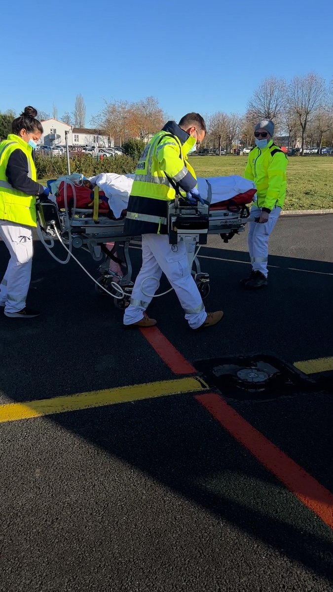 Raphaël est médecin urgentiste au SAMU de Poitiers. Avec un flot continu de patients et des soignants qui se relaient 24 heures sur 24, l'un des plus grands défis, c'est de ne perdre aucune information... Et pour ça, il a une solution. Brut l'a suivi sur le terrain. Avec Orange