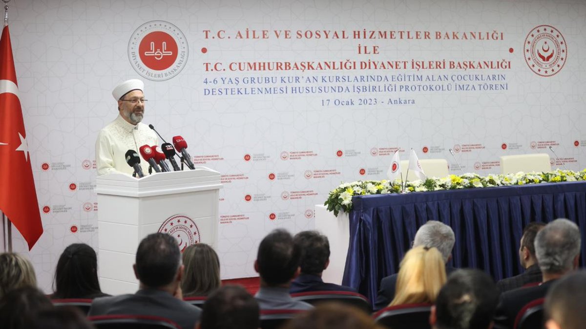 4-6 yaş grubu Kur’an kurslarımızda sevgi, saygı, yardımlaşma, iyilik, adalet gibi temel değerleri çocuklarımıza tanıtarak, onları insan olarak en iyiye ulaşmalarını sağlamak ve iyi ahlaki özelliklerle donatmak en büyük gayemizdir.