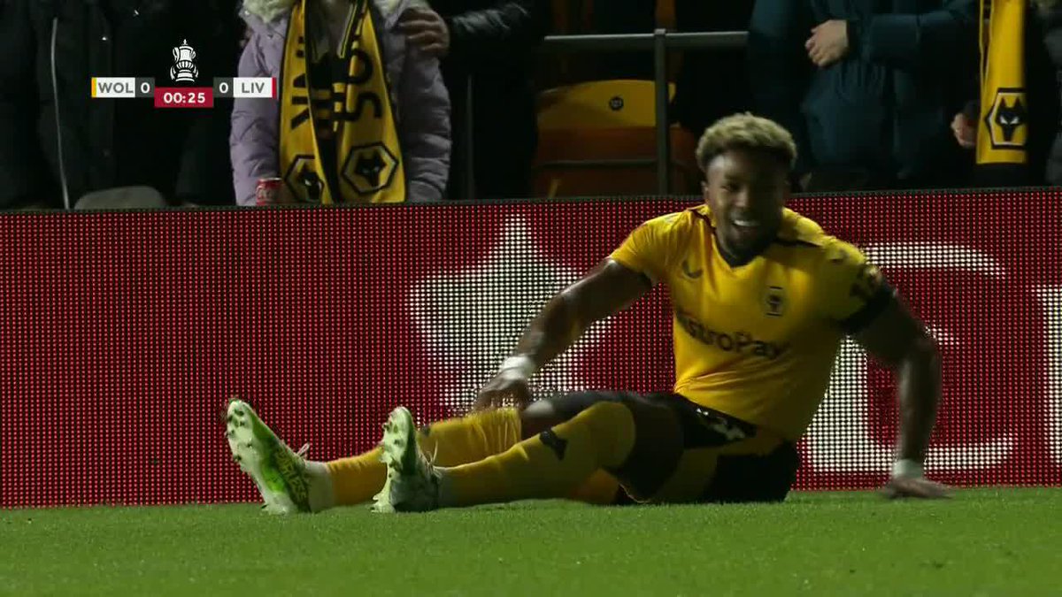 The lights went out just before Adama Traoré whipped in this cross against Liverpool. The magic of the FA Cup 😅