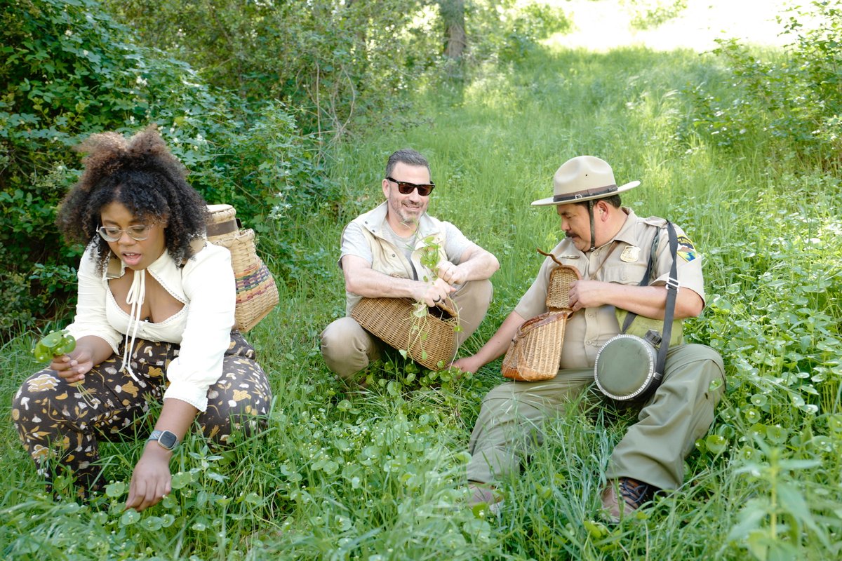 Jimmy and @IamGuillermo go foraging with the @BlackForager! 🍄🌱🌾