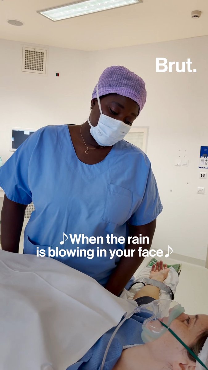 On a passé une journée au bloc avec la chirurgienne qui chante pour apaiser ses patientes, Dr Aïcha N'Doye. 🎶 "L'anesthésiste n'arrivait pas à calmer une patiente, et j'ai dit : 'Je peux peut-être chanter une chanson…'"