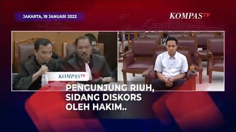 Para pengunjung langsung riuh saat Jaksa penuntut umum menuntut terdakwa Richard Eliezer 12 tahun penjara dalam perkara pembunuhan berencana Yosua. Hakim juga bahkan sempat menskors sidang karena para pengunjung tidak kunjung tenang.