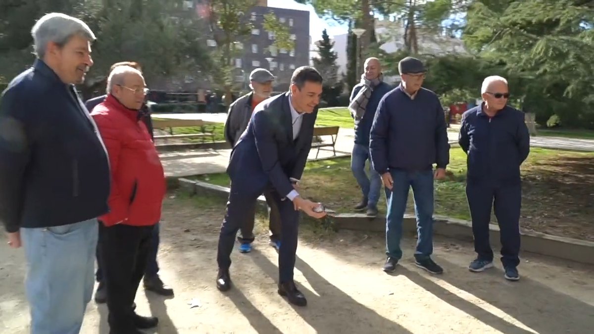 Tras defender en #Davos que aquellos que más tienen, más paguen, he pasado un rato entrañable con un grupo de pensionistas de #Coslada. Nos comprometimos a revalorizar las pensiones por Ley, y lo hicimos. Por una jubilación segura y digna. Política útil. #GobernamosContigo