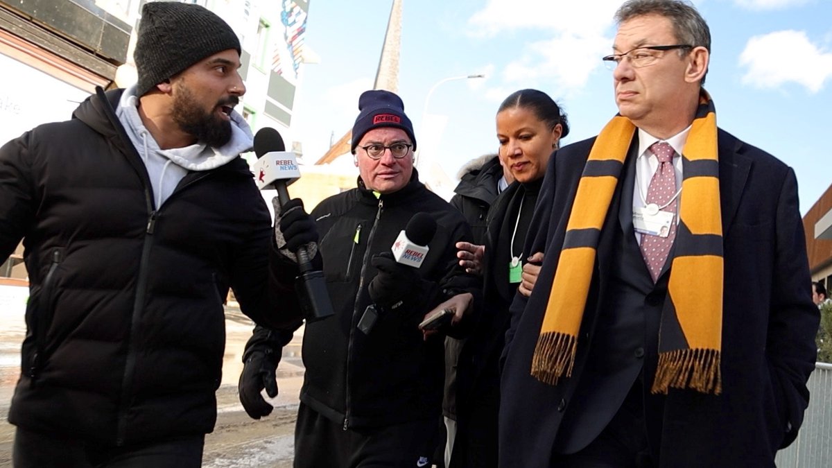🚨WE CAUGHT HIM! Watch what happened when Ezra Levant 🍁🚛 and I spotted Albert Bourla, the CEO of Pfizer, on the street in Davos today. We finally asked him all the questions the mainstream media refuses to ask. Full story: SUPPORT: