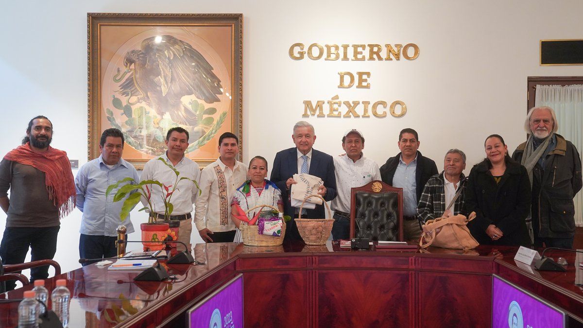 Nos visitaron en Palacio Nacional integrantes de la cooperativa Tosepan, de Cuetzalan del Progreso en la Sierra Nororiental de Puebla.