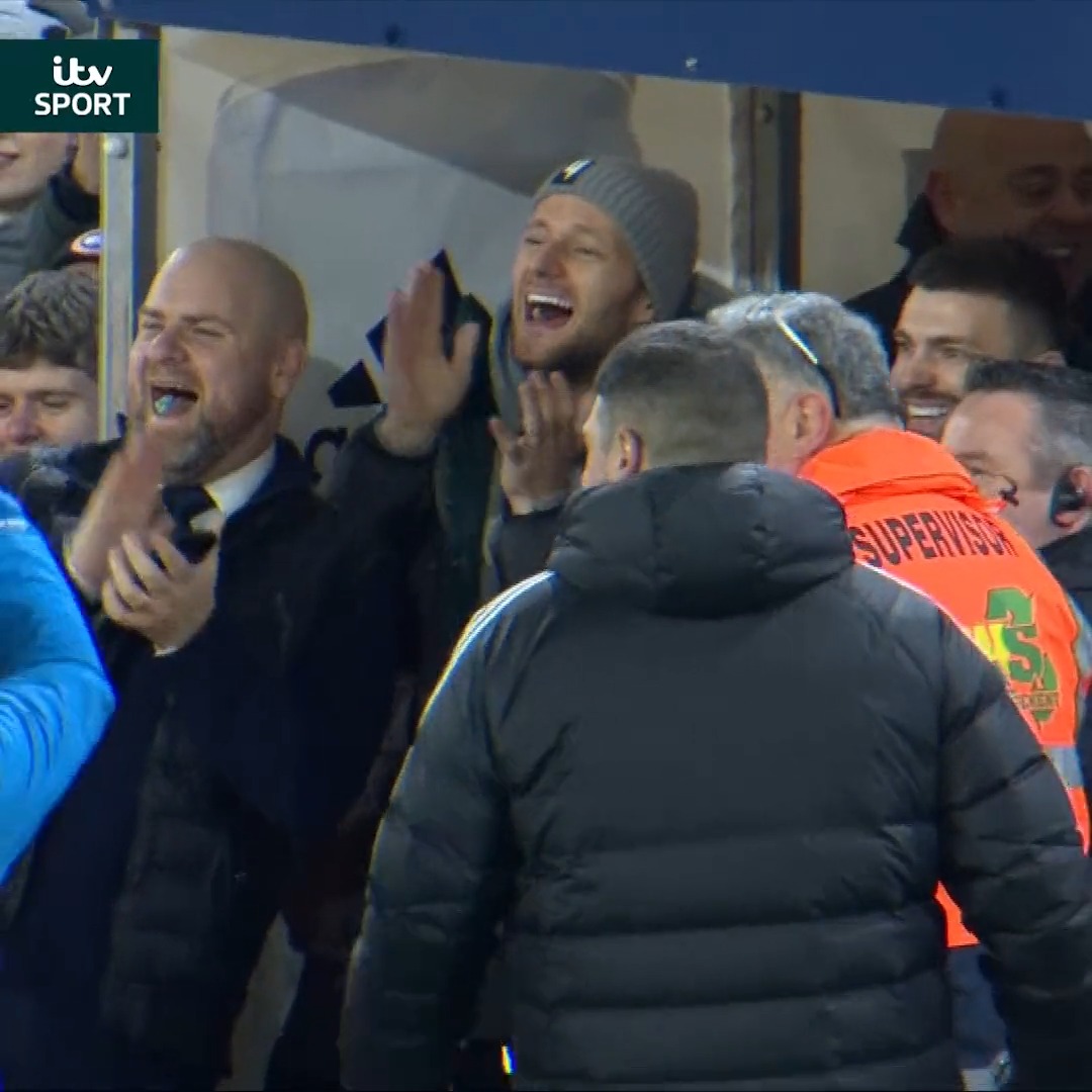 Earlier tonight the Leeds United faithful (including Liam Cooper and Stuart Dallas) said goodbye Mateusz Klich 👋🇵🇱 Leeds United | Emirates FA Cup